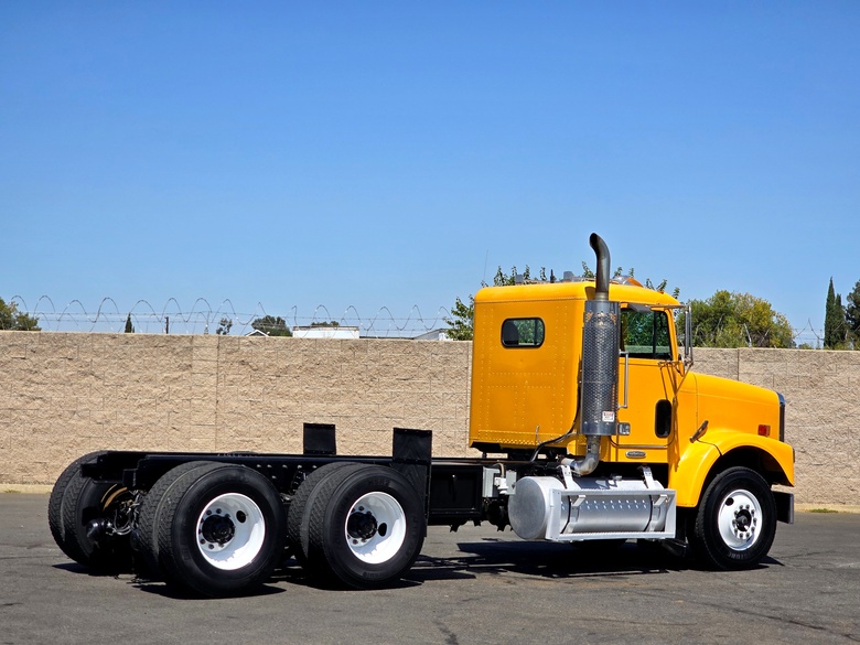 1999 Freightliner FLD Tandem Axle Cab & Chassis
