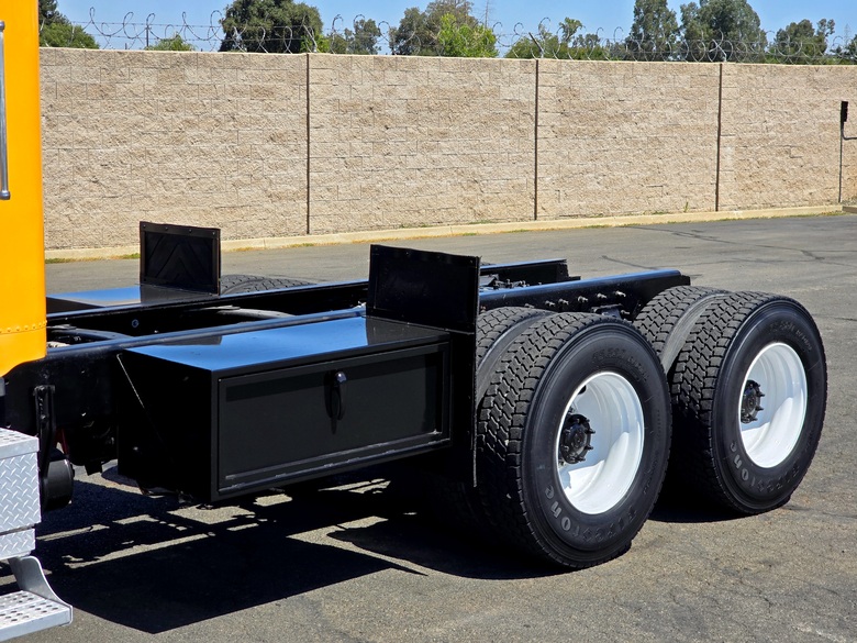 1999 Freightliner FLD Tandem Axle Cab & Chassis