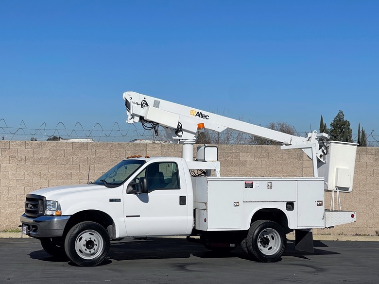 2000 Ford F450 Altec AT200AV Two-Stage Telescopic Bucket Truck