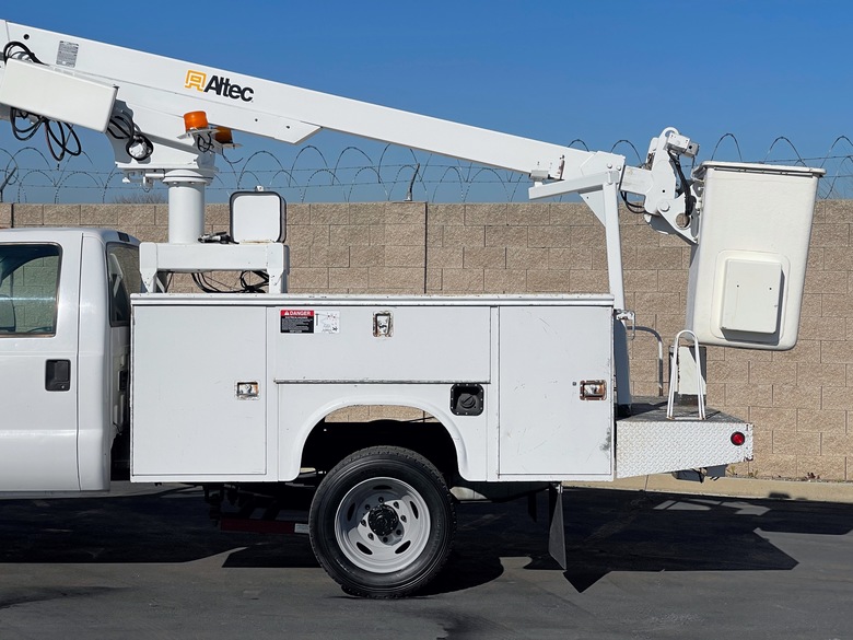 2000 Ford F450 Altec AT200AV Two-Stage Telescopic Bucket Truck