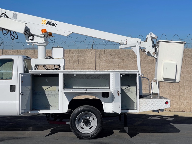 2000 Ford F450 Altec AT200AV Two-Stage Telescopic Bucket Truck