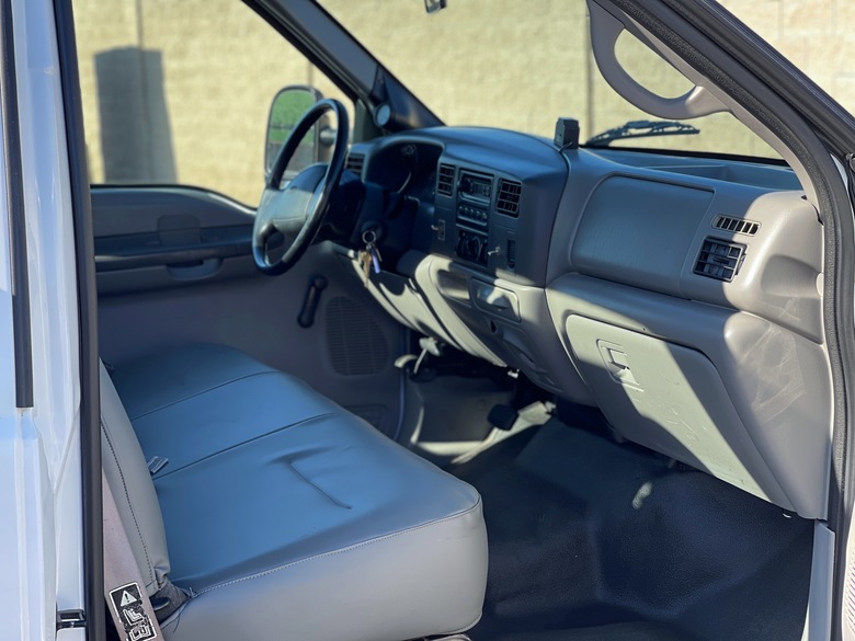 2000 Ford F450 Altec AT200AV Two-Stage Telescopic Bucket Truck