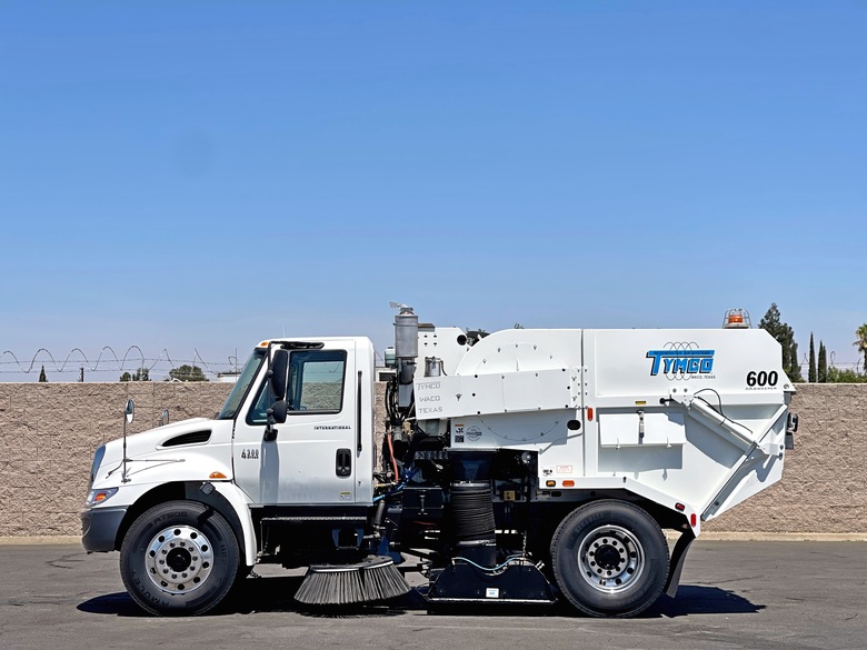 2005 International 4300 Tymco 600 BAH Air Street Sweeper