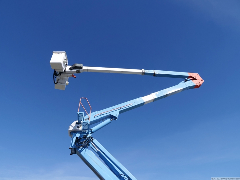 Altec A77-TE93 Non-Overcenter Elevator 98' Bucket Body