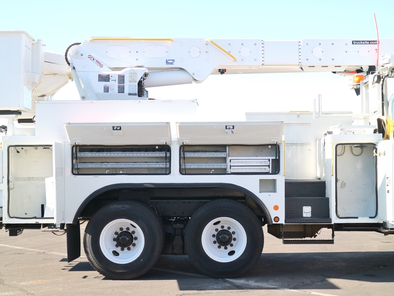 Altec AM55 Overcenter 60' Bucket Body w/Jib