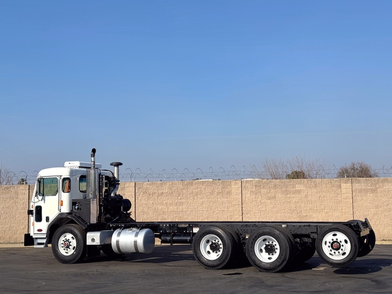 2019 Peterbilt 520 Tandem Axle Cab & Chassis