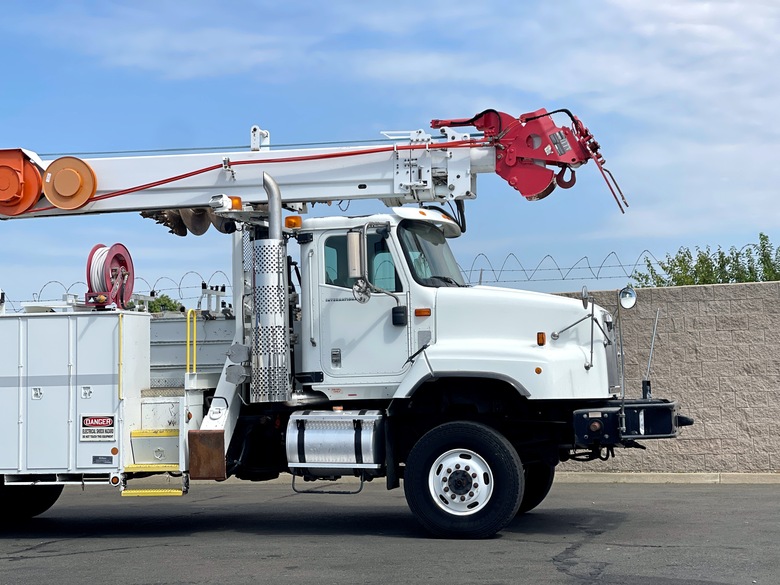 Altec D3060ATR Digger Derrick Body