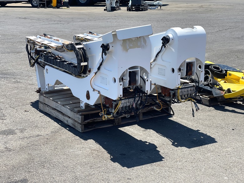 Side Loader Garbage Truck Arms | Dadee Scorpion